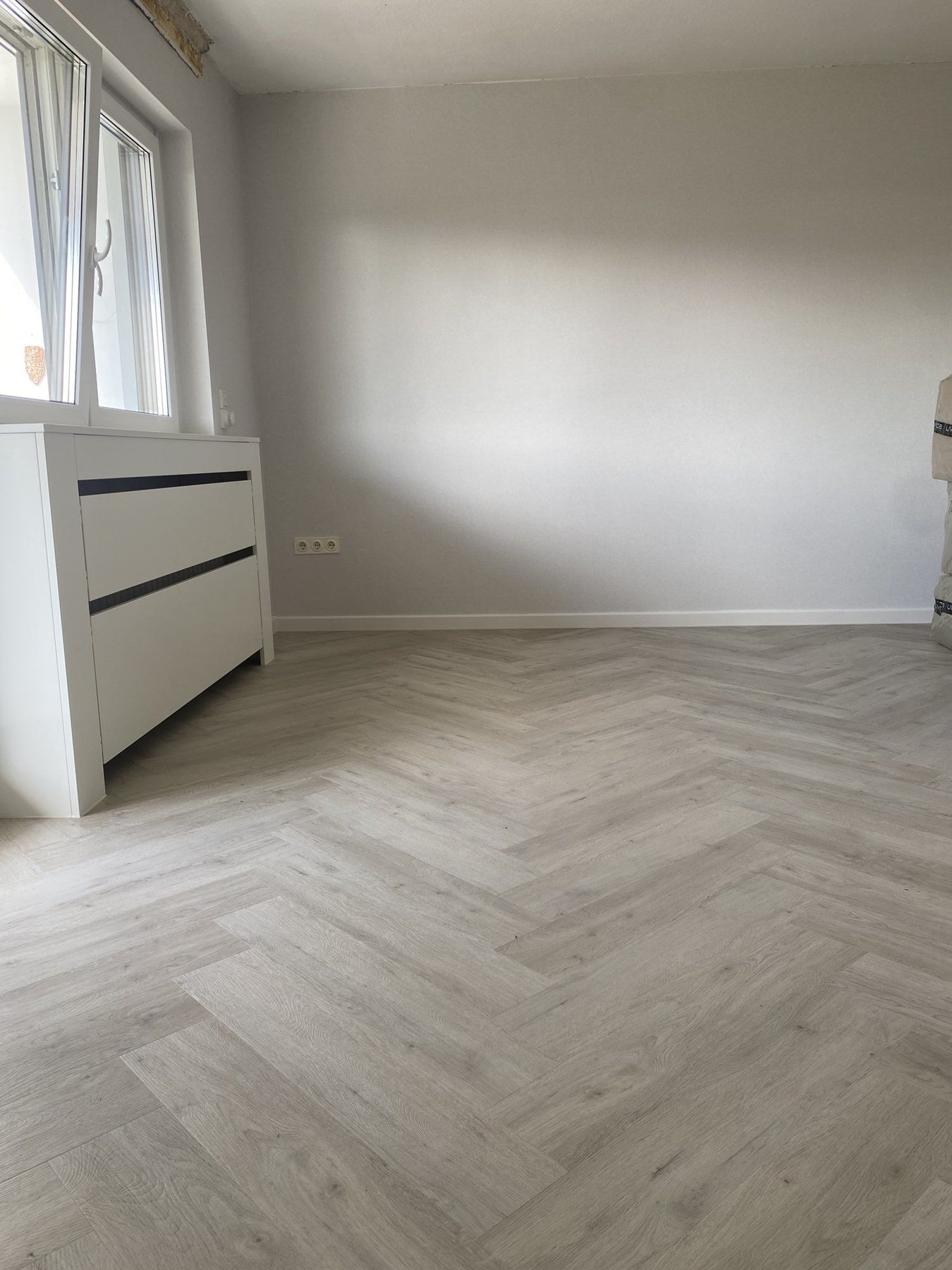 Laminatboden mit Lichteinfall in einem renovierten Raum