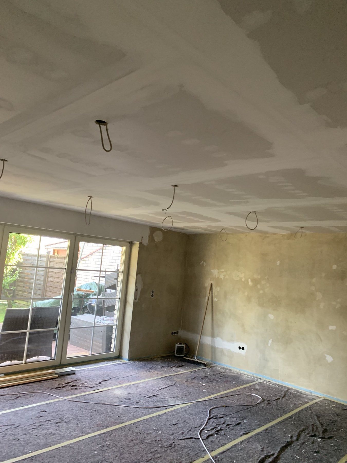 Trockenbau in Detmold – verspachtelte Gipskartondecke in einem Wohnraum