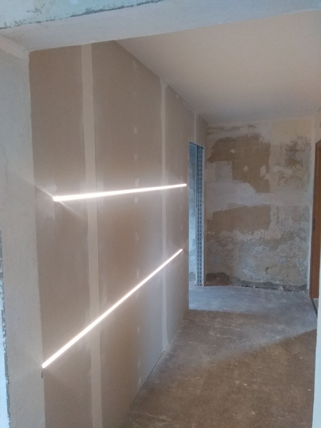 Trockenbauwand mit Lichtvouten und verspachtelten Flächen
