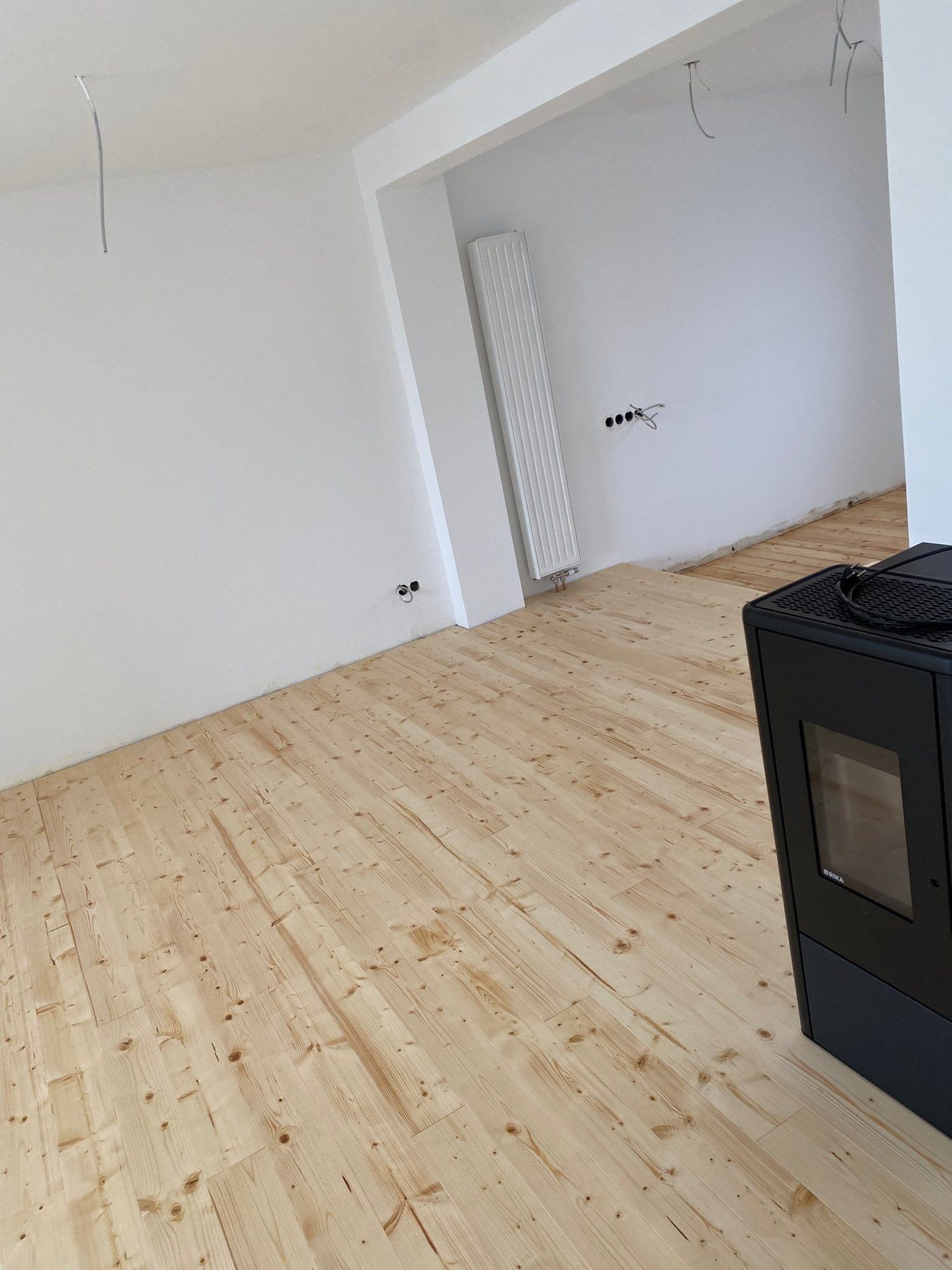 Neu verlegter Holzboden mit sauberem Anschluss an die Wand