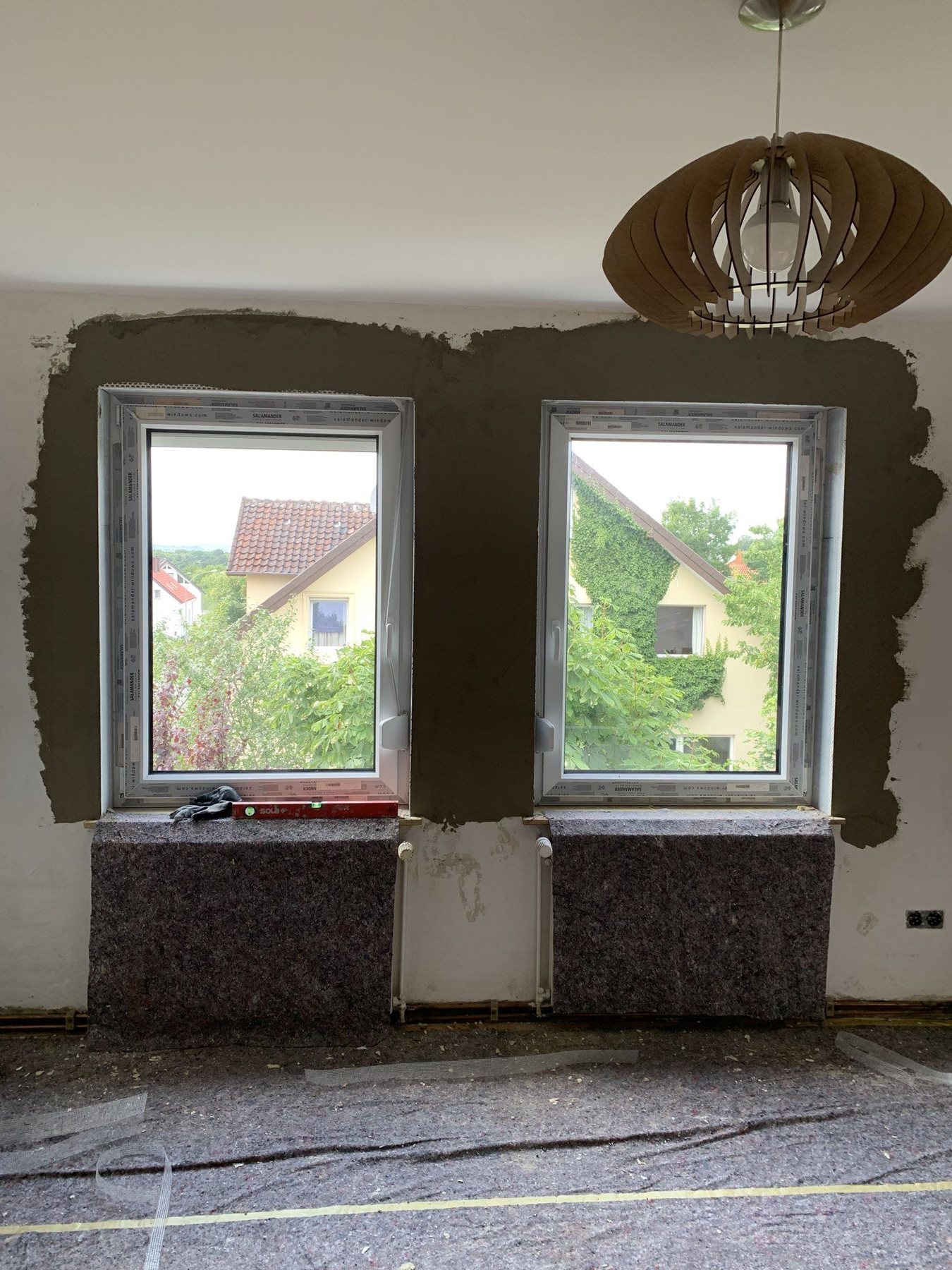 Zwei neu eingesetzte Fenster mit Steinbank im Altbau