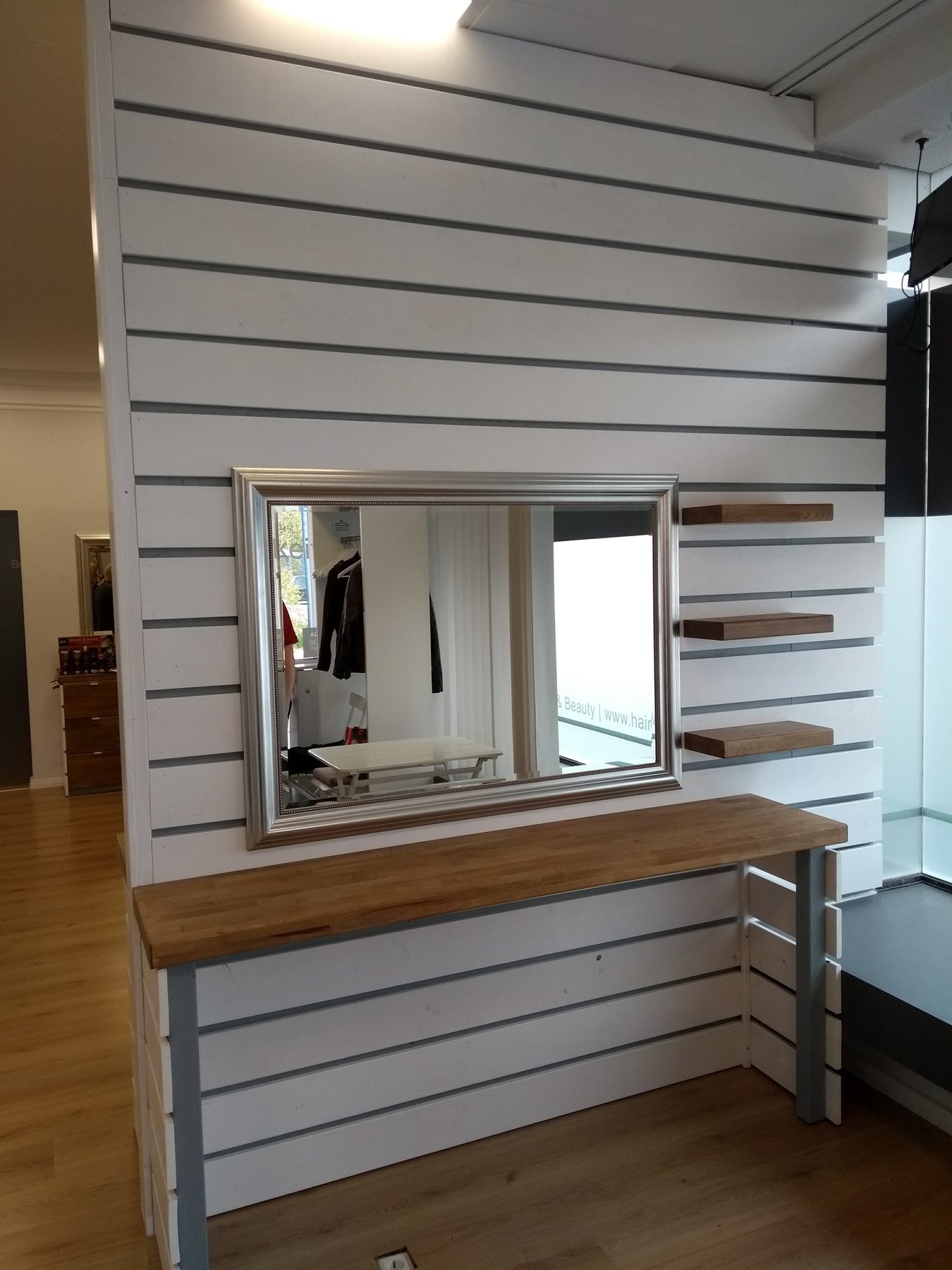 Individuelle Holzarbeit von S&M Baudienstleistungen – Theke mit Massivholzplatte